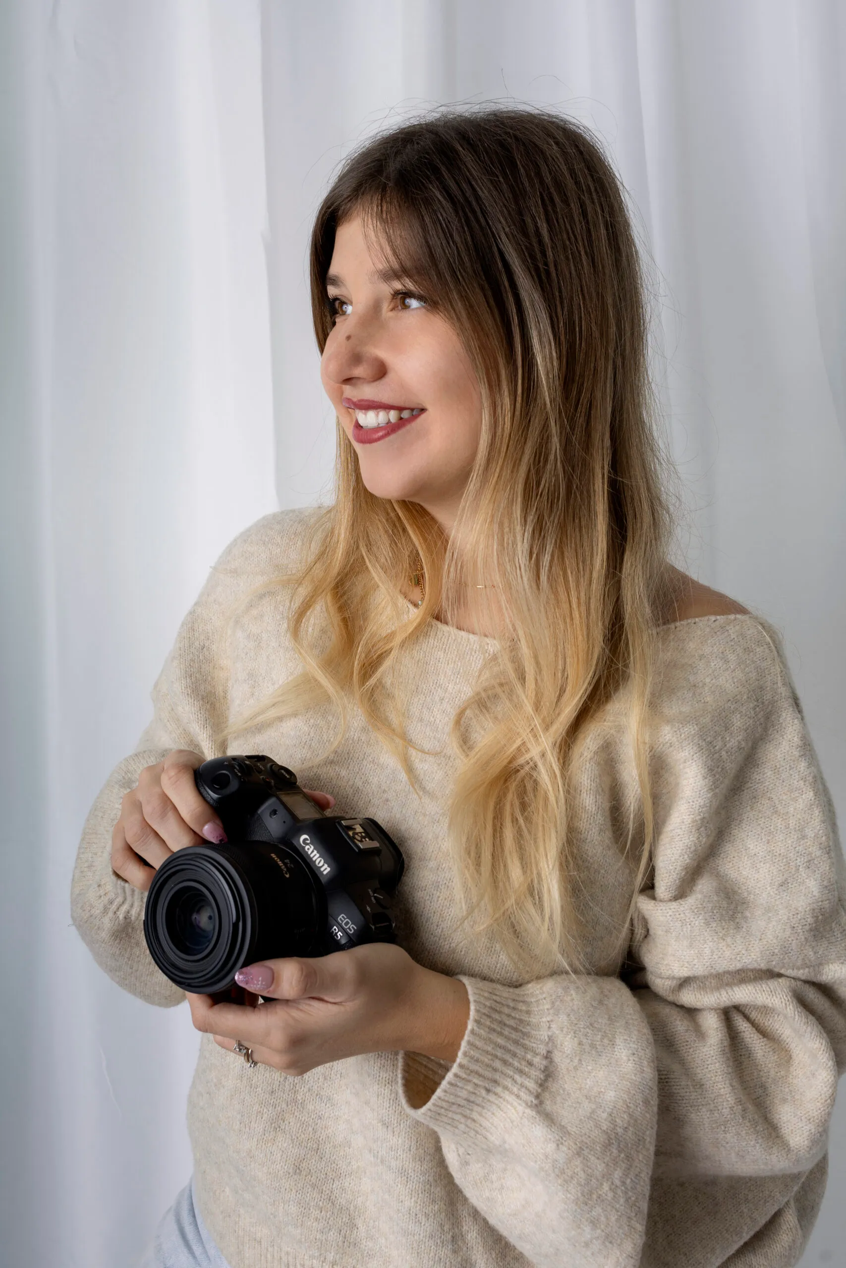 Arianna De Rossi con la sua macchina fotografica